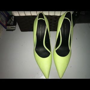 Yellow Pumps (Manjano Biatu)